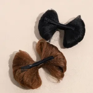 Vue détaillée de pinces à cheveux nœud perruque mignones en noir et marron avec bec de canard.
