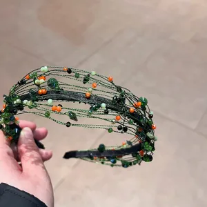 Handgemachter mehrsträngiger Perlen Haarreif mit grünen und orangen Kristallen.