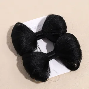 Vue détaillée de la pince à cheveux synthétique noire en nœud avec une texture bien duelle.
