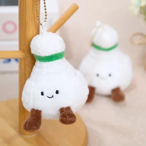 Primo piano dettagliato di un simpatico ciondolo in peluche a forma di volano con viso.