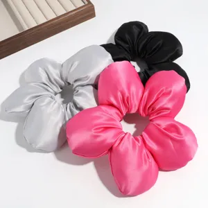 Schicke Satin Blumen Haargummis in Rosa, Silber und Schwarz für süße Pferdeschwänze.