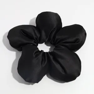 Schwarzer Satin Blumen Haargummi, Detailansicht des weichen, plueschigen floralen Designs.