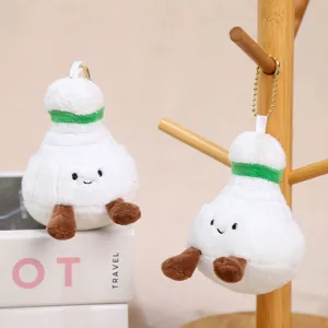 Primo piano del simpatico portachiavi in peluche a forma di volantino con viso sorridente.