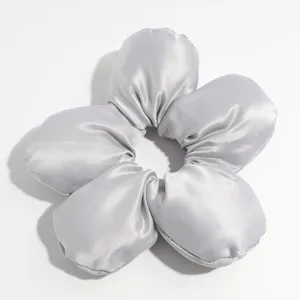 Elegantes graues Blumen Satin Haargummi, weicher und schicker Pferdeschwanz Halter.