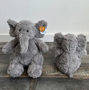 Detailansicht des grauen Plüsch-Elefanten-Spielzeugs, weicher Stoff mit großen Ohren, Kuschelpartner.