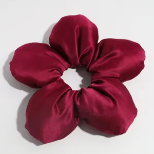 Weinroter Blumen Satin Haargummi elegante Haar-Accessoires fur Zopf Detailansicht