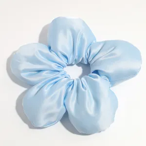 Hellblaue florale Satin Haargummi Detailansicht, süsses Haaraccessoire für den Zopf.
