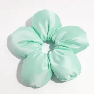 Mintgrüne Blume Satin Haargummi, süßes florales Zopfgummi Haaraccessoire Detailansicht.