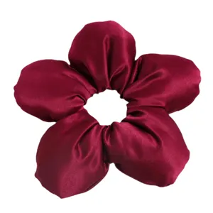 Schickes dunkelrotes Satin Blumen Haargummi, eleganter süßer Pferdeschwanzhalter für Urlaub.