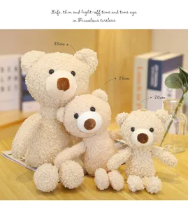 Detailaufnahme eines flauschigen Teddybären aus Plüsch mit weichem Locken-Fell.