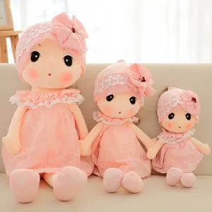 Süße rosa Plüsch Puppe Set mit Spitzenkleid und Hut, weiches Stofftier für Kindergeschenk.