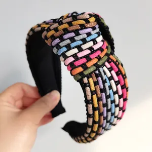 Serre-tête tressé coloré vue de détail accessoire de cheveux élégant pour femme mode