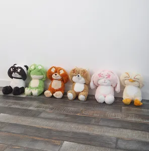 Vista detallada de peluches de animales lindos en tela suave con adorable diseño de escondite.