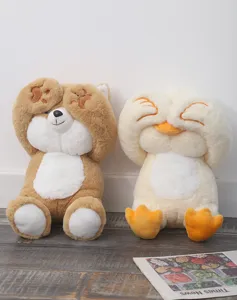 Primer plano de adorables muñecos de peluche suaves con patitas cubriendo sus ojitos tiernos.