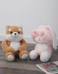 Set de peluches con un tierno Shiba Inu marrón y un conejito rosa de peekaboo suave y tierno.