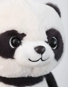 Primer plano detalle cabeza peluche panda tierno, tela suave y mullida, linda expresion