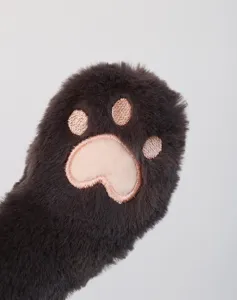 Primer plano de pata de animal de peluche marrón oscuro con almohadillas rosas.