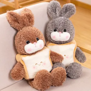 Vista dettagliata del coniglio di peluche con vestito da toast, consistenza morbida e bel design.