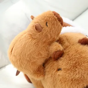 Adorable peluche marrón de carpincho primer plano detalle muestra textura suave y esponjosa.