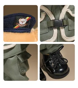 Teddybeer pluche speelgoed detailopname met politie-uniform, schattige hoed en schoenen.
