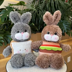 Vista dettagliata di simpatici coniglietti di peluche con vestito pane e hamburger, bel sfondo.