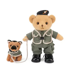 Gedetailleerd uitzicht op staande teddybeer pluche in politieuniform met schattige hond.
