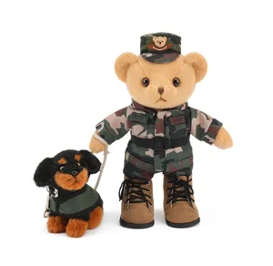 Gedetailleerd overzicht van schattige militaire politie teddybeer pluche speelgoed set.