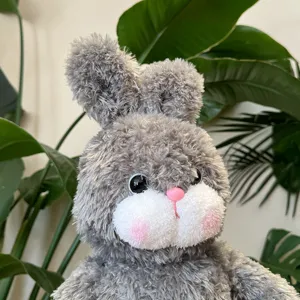 Primo piano dettagliato di un simpatico coniglietto di peluche grigio con morbida pelliccia.