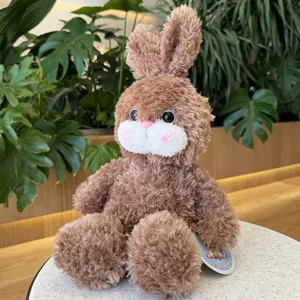 Dettaglio di coniglio peluche marrone soffice con pelliccia morbida e guance rosa.
