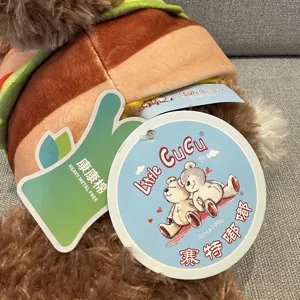Dettaglio di peluche con etichetta di marca e materiale morbido di alta qualita.