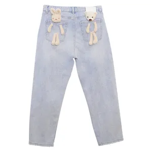 Jeans azzurri con simpatici peluche di coniglio e orsetto sulle tasche posteriori, casual.