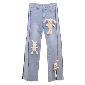 Jeans dritti blu chiaro con strisce di strass laterali e peluche di coniglio