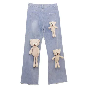 Jeans in denim azzurro decorati con simpatici orsacchiotti di peluche, taglio dritto.