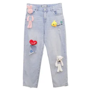 Jeans azzurri decorati con simpatici peluche di coniglietto e orsetto, pantaloni in denim.