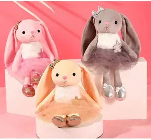 Detailansicht süßer Ballett-Hase Plüschpuppen im Kleid, weiches Geschenk für Mädchen.