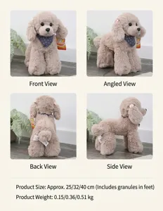 Vista dettagliata del simpatico cane barboncino in peluche con sciarpa fantasia e fiocchi rosa.