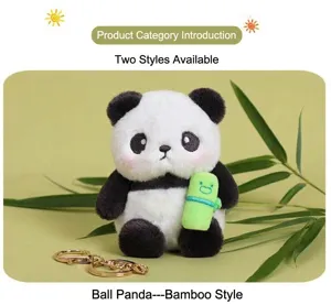 Detalle en primer plano del tierno panda de peluche con bambú y un llavero dorado.