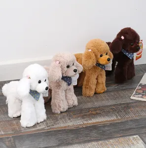 Set di peluche barboncino carino in quattro colori, morbidi cuccioli di stoffa come regali.