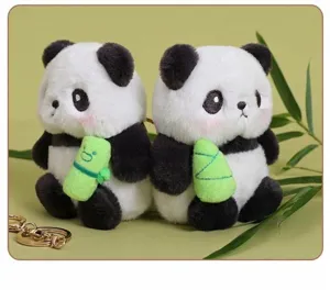 Detalles de primer plano de lindo llavero de panda de felpa, tela suave y diseño adorable.
