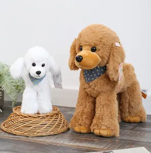 Dettaglio di simpatici peluche di cani barboncini bianchi e marroni con fazzoletti floreali.