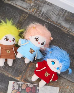 Detailansicht süßer Baumwollplüschpuppen mit Skelett, bunten Haaren und Bären-Kapuzenpullovern.