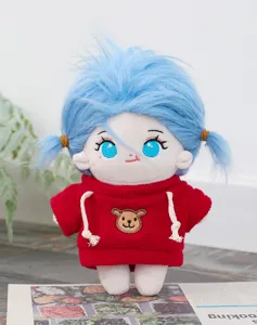 Süße Baumwollpuppe Plüschtier mit blauen Haaren und rotem Hoodie für Ankleidedetails.