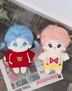 Nahaufnahme der süßen Plüsch-Baumwollpuppen mit bunten Haaren und stilvollen Outfits.