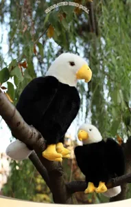 Vista dettagliata del peluche di aquila calva simulata su ramo, uccello di peluche morbido.
