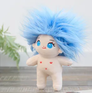Niedliche Plüsch-Baumwollpuppe Detailaufnahme mit blauem Haar und Skelett, weiches Stofftier.