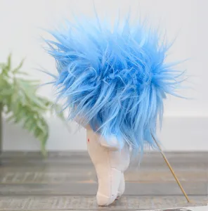 Plüsch Baumwollpuppe Detailansicht, mit lebendigem blauem fluffigem Haar und nacktem Körper.