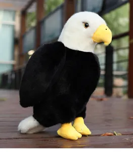 Primo piano di peluche di aquila calva che mostra piume morbide e becco giallo vivido.