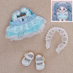 Süßes Baumwollpuppen Outfit Set mit blauem Spitzenkleid, Perlenstirnband und Puppenschuhen.