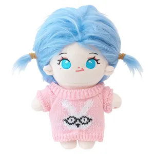 Süße Baumwoll-Plüschpuppe mit blauen Zöpfen und rosa Strickpullover, ideal zum Anziehen.
