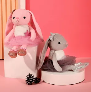 Detaillierte Nahaufnahme von süßen Ballett-Hasen Plüschtieren in Rosa und Grau, Geschenk.